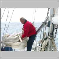 081 Skipper Lucky beim Segel bergen.JPG